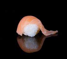 Суши с копченым лососем