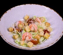 Салат Цезарь с тигровыми креветками