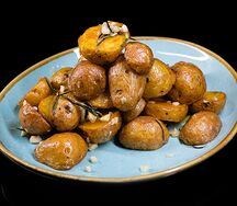 Бэби картофель с розмарином и чесноком