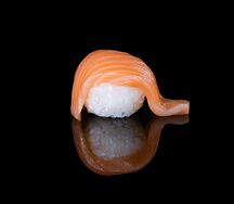 Суши с охлажденным лососем