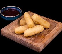 Сырные палочки с брусничным соусом