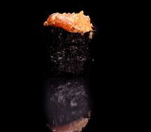 Спайс суши с копченым лососем