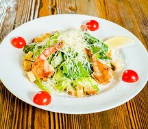 Салат Цезарь с креветками