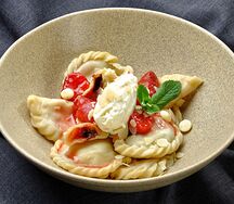 Вареники с клубникой и манго