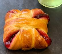 Булочка с вишней