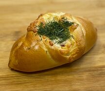 Пирожок с ветчиной и сыром