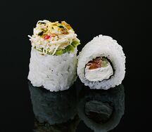 Ролл с мясом краба и гуакамоле в медово-горчичном соусе