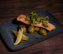 Стейк лосося с жареным кабачком и соусом