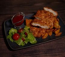 Куриный шницель с картофельными дольками