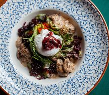 Салат с куриной печенью, перцем и луковым конфи