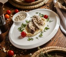 Телячьи щечки с картофельным пюре