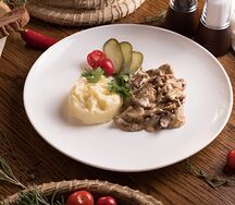 Бефстроганов с картофельным пюре