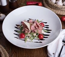 Ростбиф с руколой и грибами