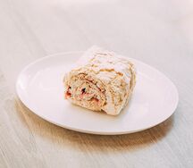Пирожное меренги с малиной