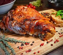 Свиная рулька с тушеной капустой