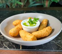 Сырные палочки с чесночным соусом
