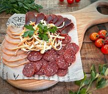 Ассорти вяленого мяса с копченым сыром