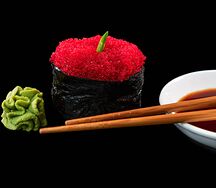 Гункан с красной икрой тобико