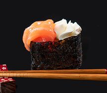 Гункан с сыром и лососем