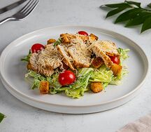 Салат Цезарь с курицей