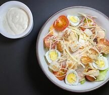 Салат Цезарь с курицей