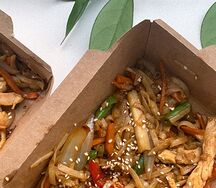 Удон с курицей и овощами