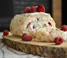 Рулет миндальный с фисташковой начинкой