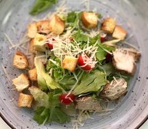 Салат Цезарь с курицей
