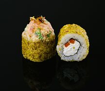 Ролл с фисташкой и спайси-тартаром из тунца