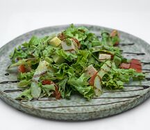 Салат с курицей и авокадо