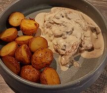 Медальоны под грибным соусом