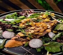 Брускетта с паштетом и карамелизированной грушей