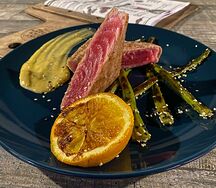 Стейк из тунца с овощами гриль