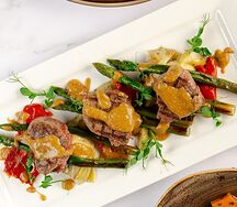 Медальоны с томатами из телятины с артишоками и спаржей