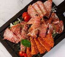 Ассорти из мясных деликатесов