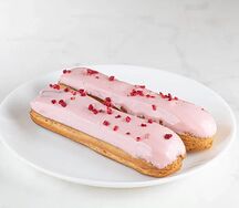 Эклер Классический с малиновым конфи