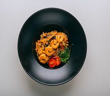 Вок с креветками и рисом