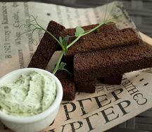 Гренки из бородинского хлеба с соусом тартар