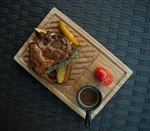 Стейк из свинины с молодым картофелем