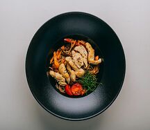 Вок с цыпленком и гречневой лапшой
