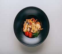 Вок с цыпленком и рисовой лапшой
