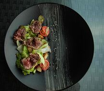 Салат с говядиной и картофелем и маринованными огурчиками