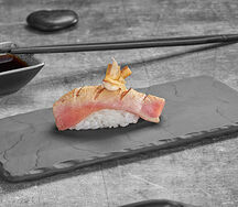 Опаленные суши с тунцом