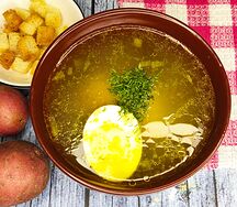 Куриный бульон с яйцом и сухариками