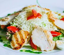 Салат Цезарь с курицей