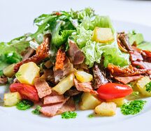 Мясной салат с подкопченной cвинoй вырезкой