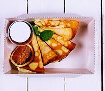 Блинчики с джемом и сметаной