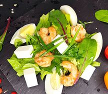 Салат с молодым сыром и тигровыми креветками
