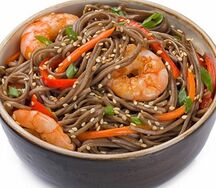 Соба с древесными грибами, креветками и беконом