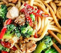 Удон с курицей, фасолью и брокколи